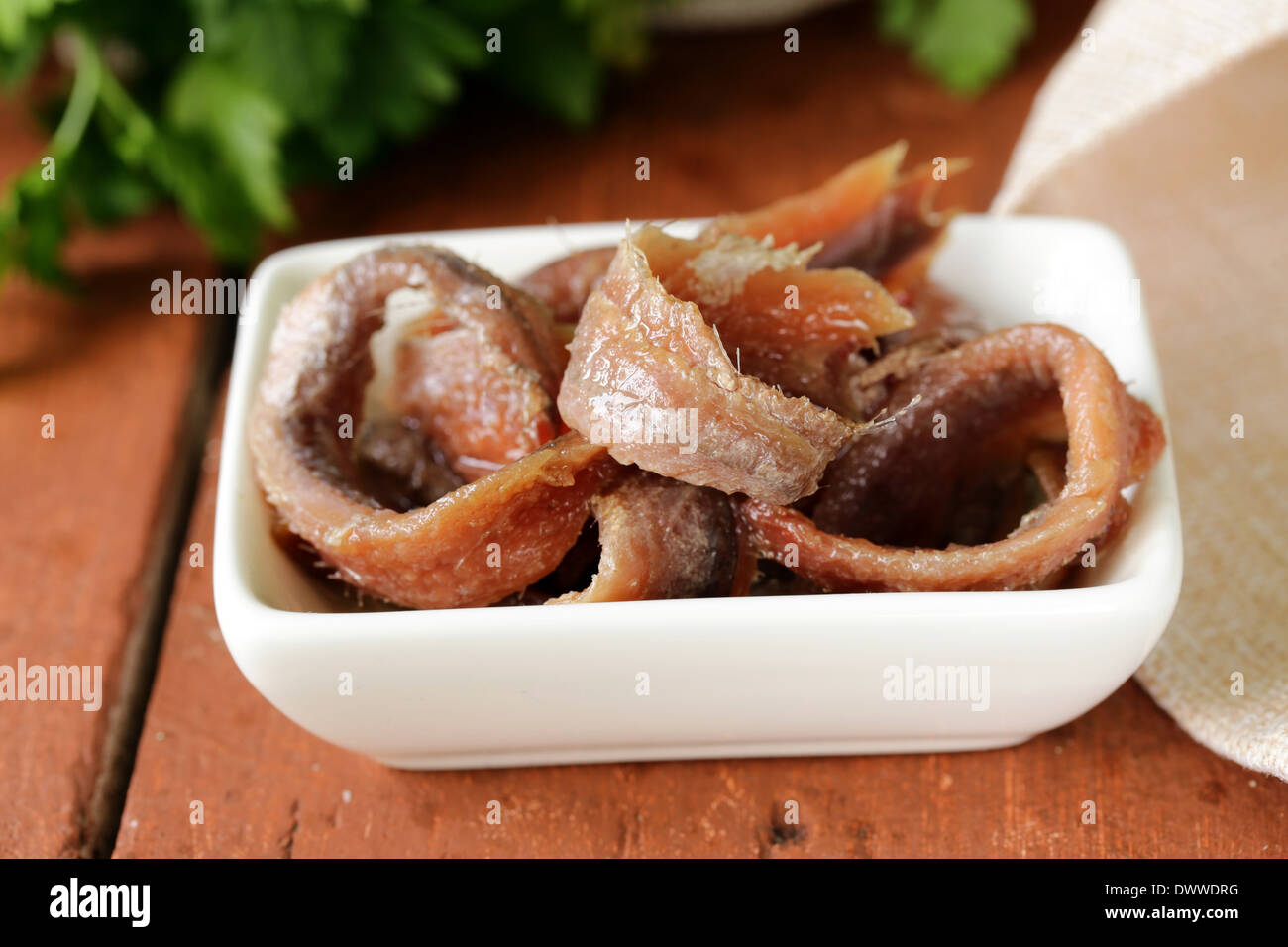 Les filets d'anchois marinés dans un bol blanc Banque D'Images