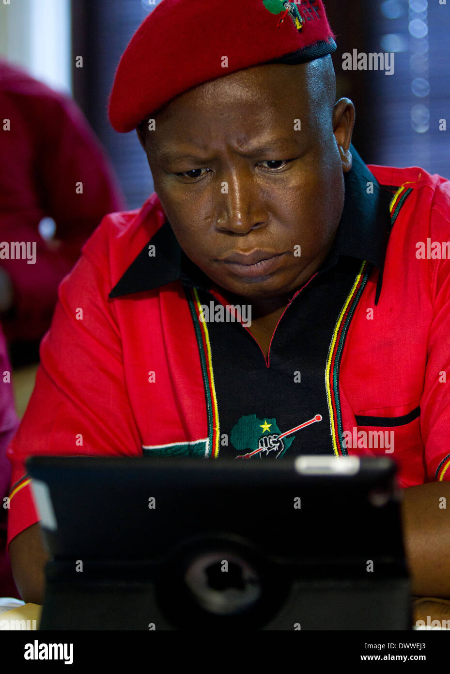 Commandant en chef de l'Economic Freedom Fighters Julius Malema se lit sur son iPad comme il et président de l'Inkatha Banque D'Images