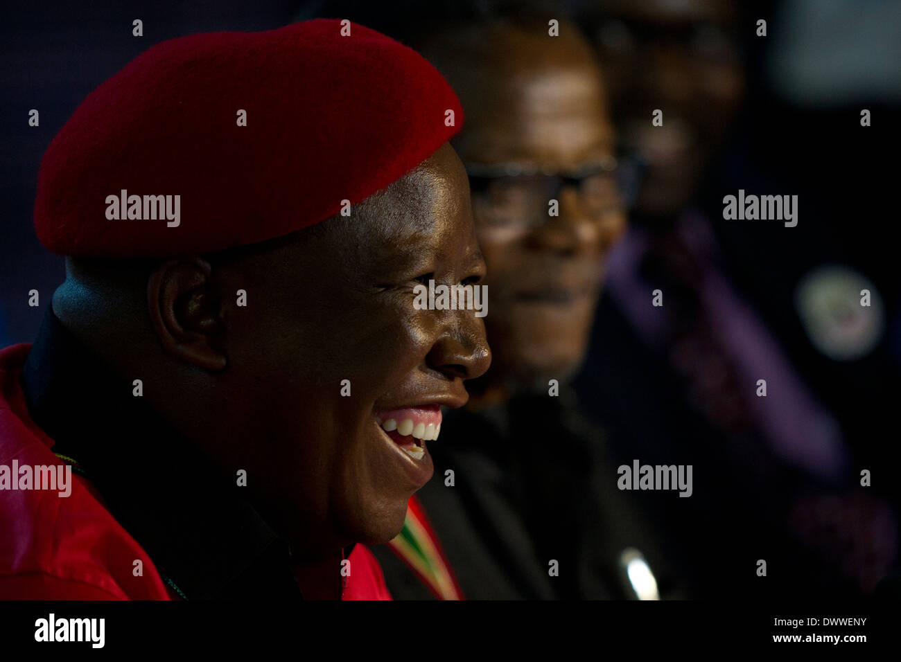 Commandant en chef de l'Economic Freedom Fighters Julius Malema rire que lui et le président de l'Inkatha Freedom Party Banque D'Images