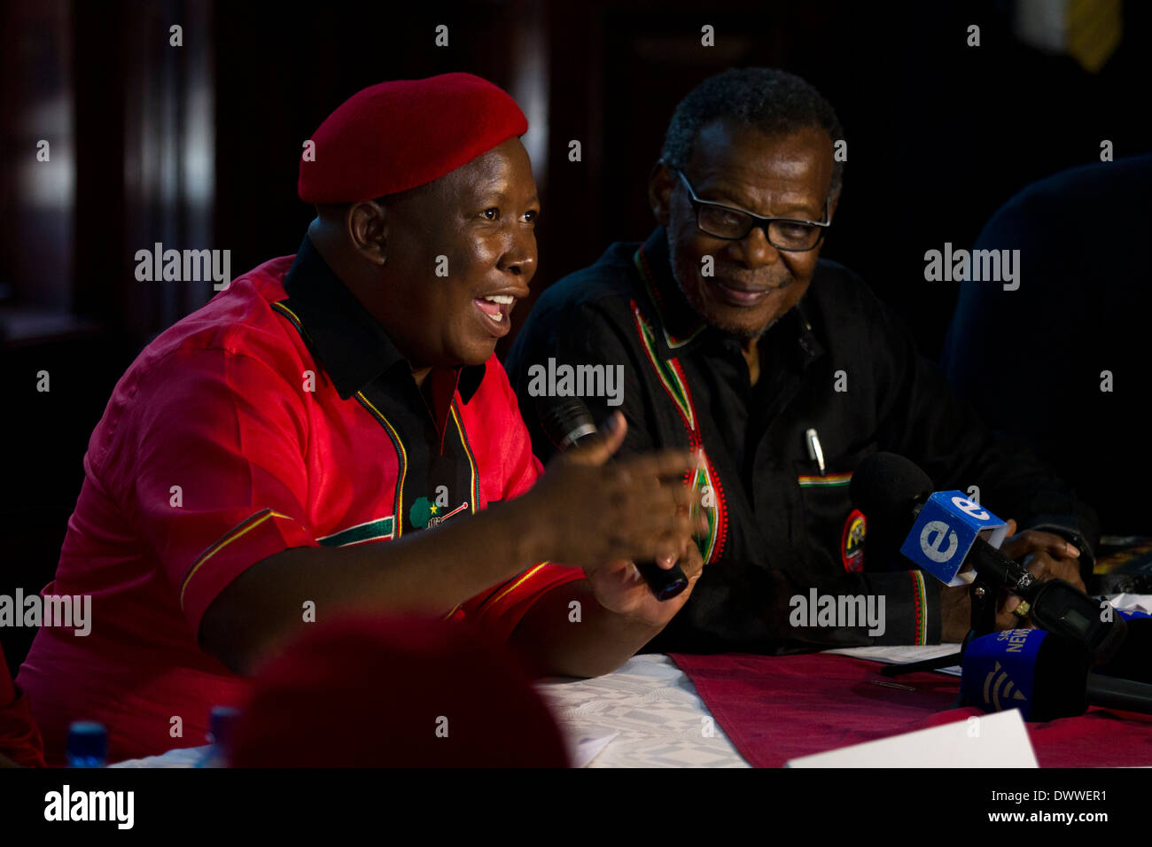 Commandant en chef de l'Economic Freedom Fighters Julius Malema parle comme lui et le président de l'Inkatha Freedom Party Banque D'Images