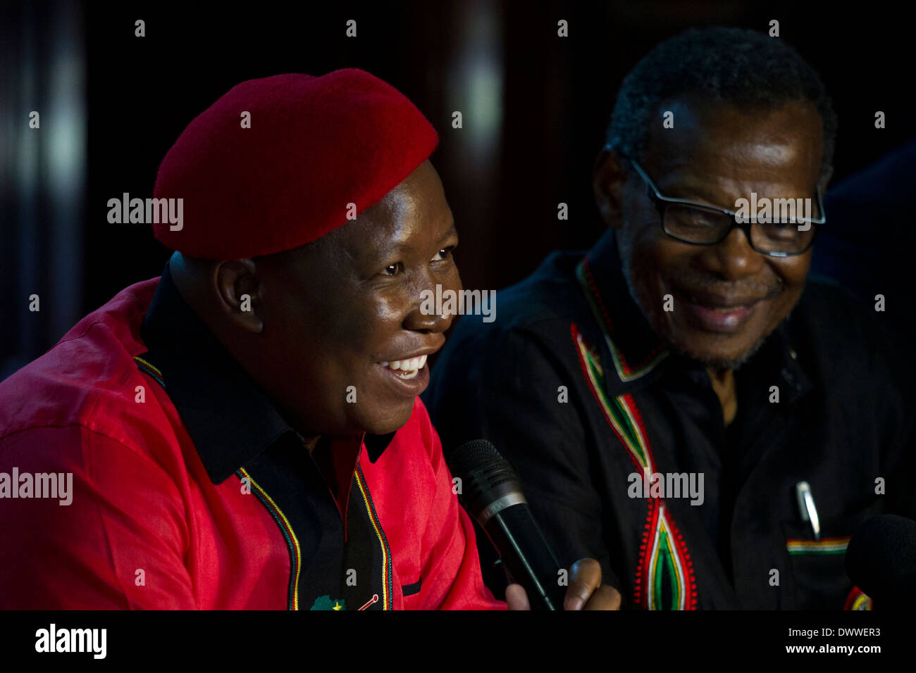 Commandant en chef de l'Economic Freedom Fighters Julius Malema rire que lui et le président de l'Inkatha Freedom Party Banque D'Images