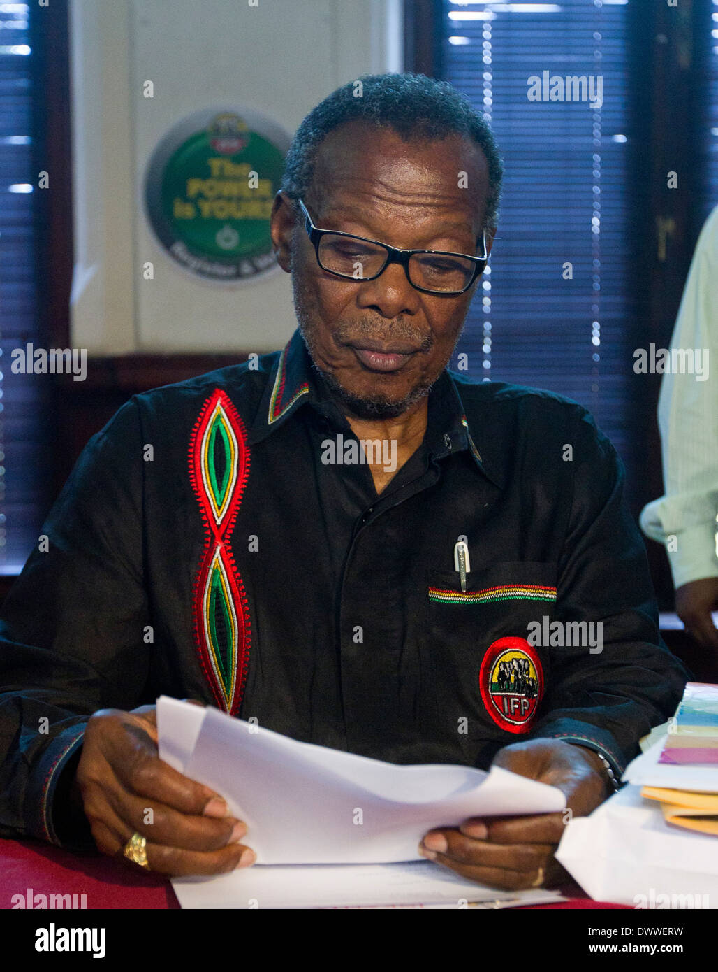 Président de l'Inkatha Freedom Party Mangosuthu Buthulezi se lit à travers ses notes qu'il et commandant en chef de la Banque D'Images
