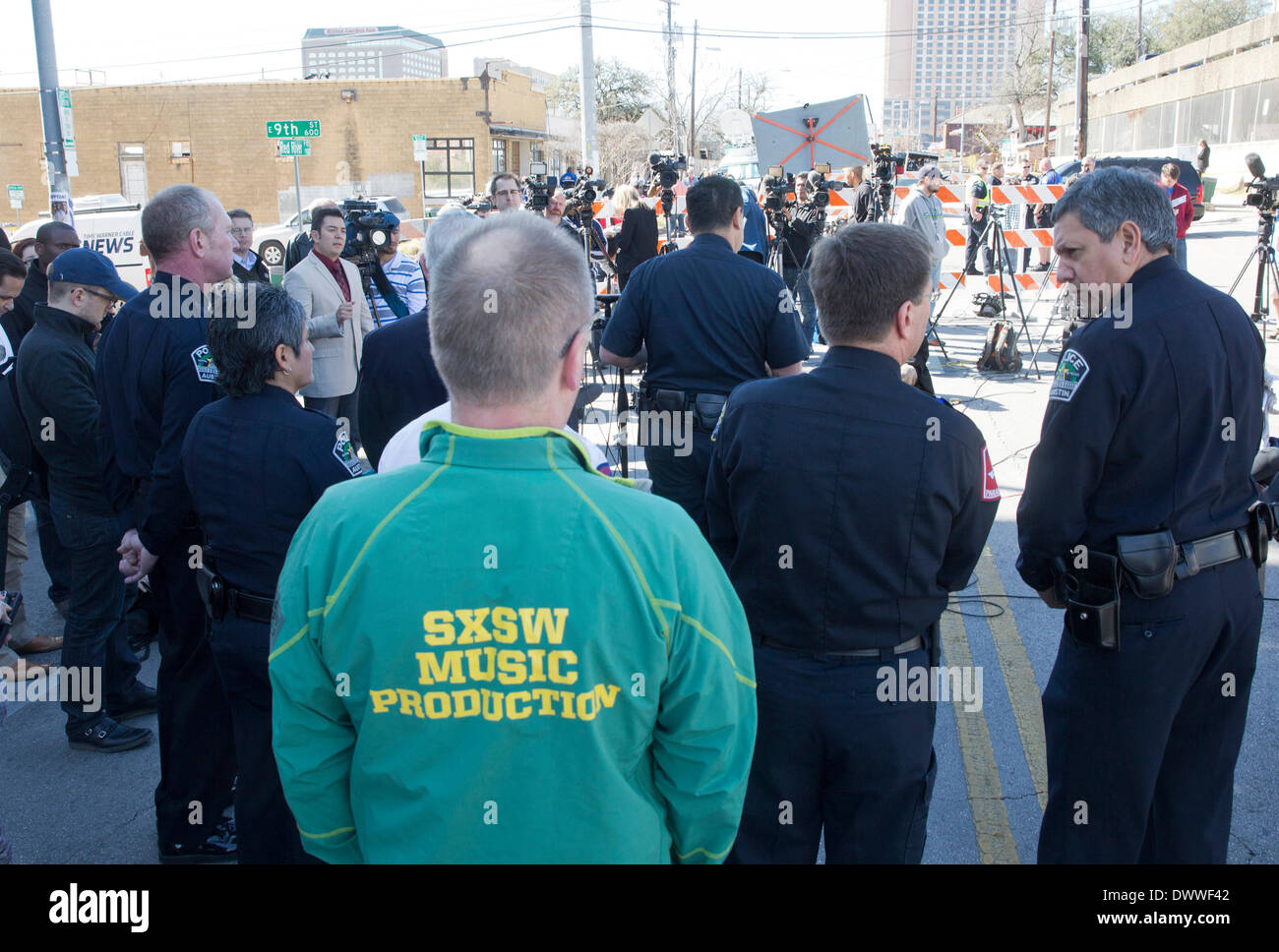 Foule écoute le chef de la police d'Austin la parole lors de la conférence de presse suivant accident de voiture mortel à SXSW lieu dans le centre-ville d'Austin Banque D'Images