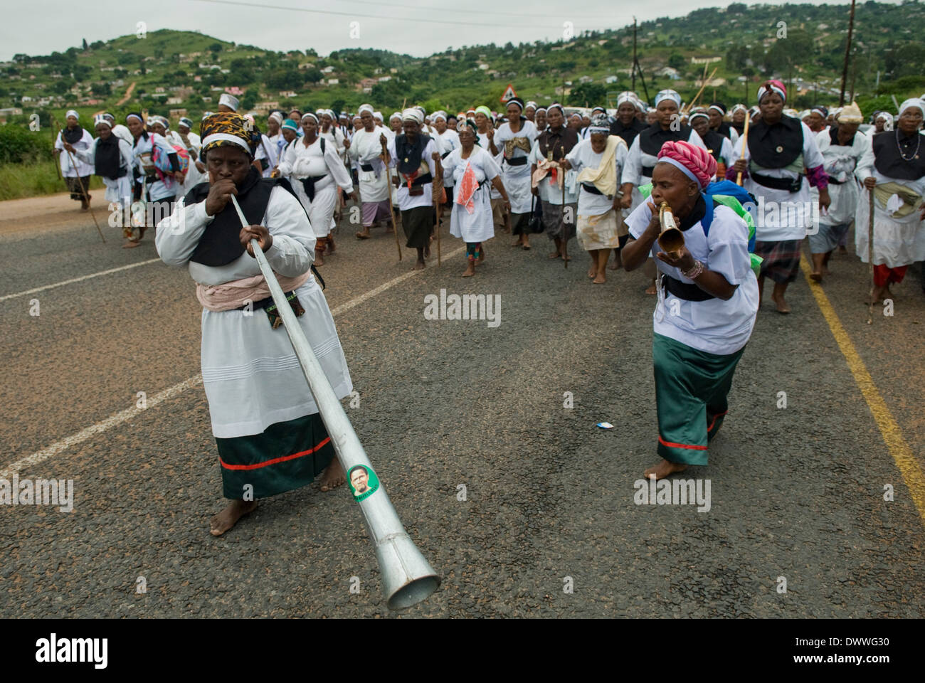 Les membres de la foi Shembe (Nazareth Baptist Church), un hybride religieux du Christianisme et traditions africaines, marcher vers Banque D'Images