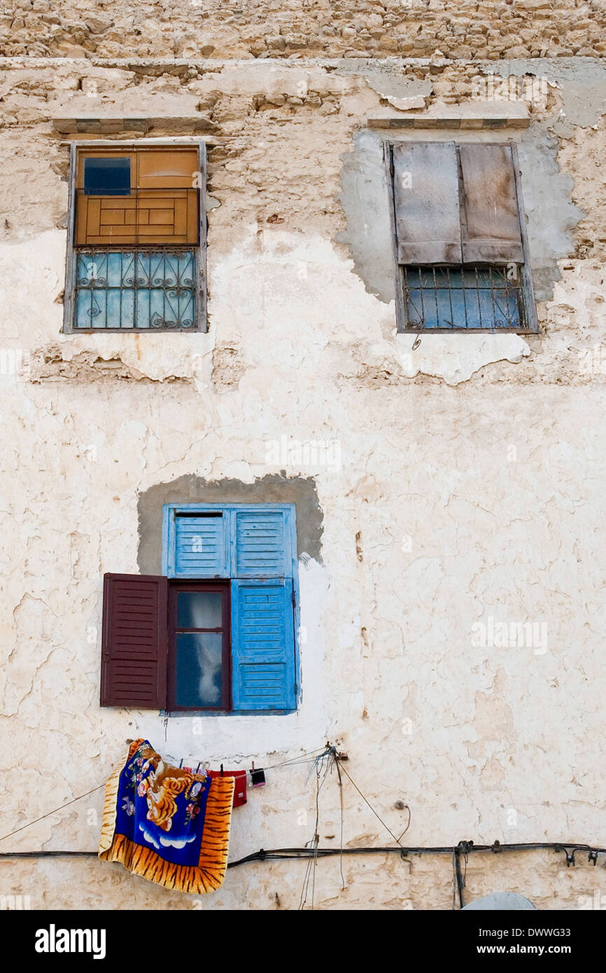 Surmonté de fenêtres et de tapis dans Essaouira, Maroc Banque D'Images