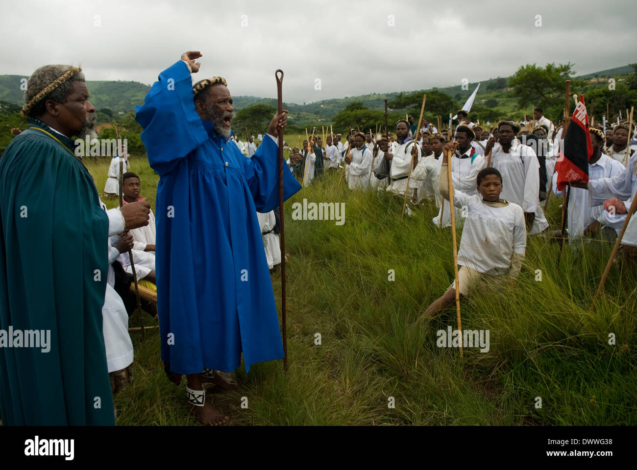 Les membres de la foi Shembe (Nazareth Baptist Church), un hybride religieux du Christianisme et traditions africaines, marcher vers Banque D'Images