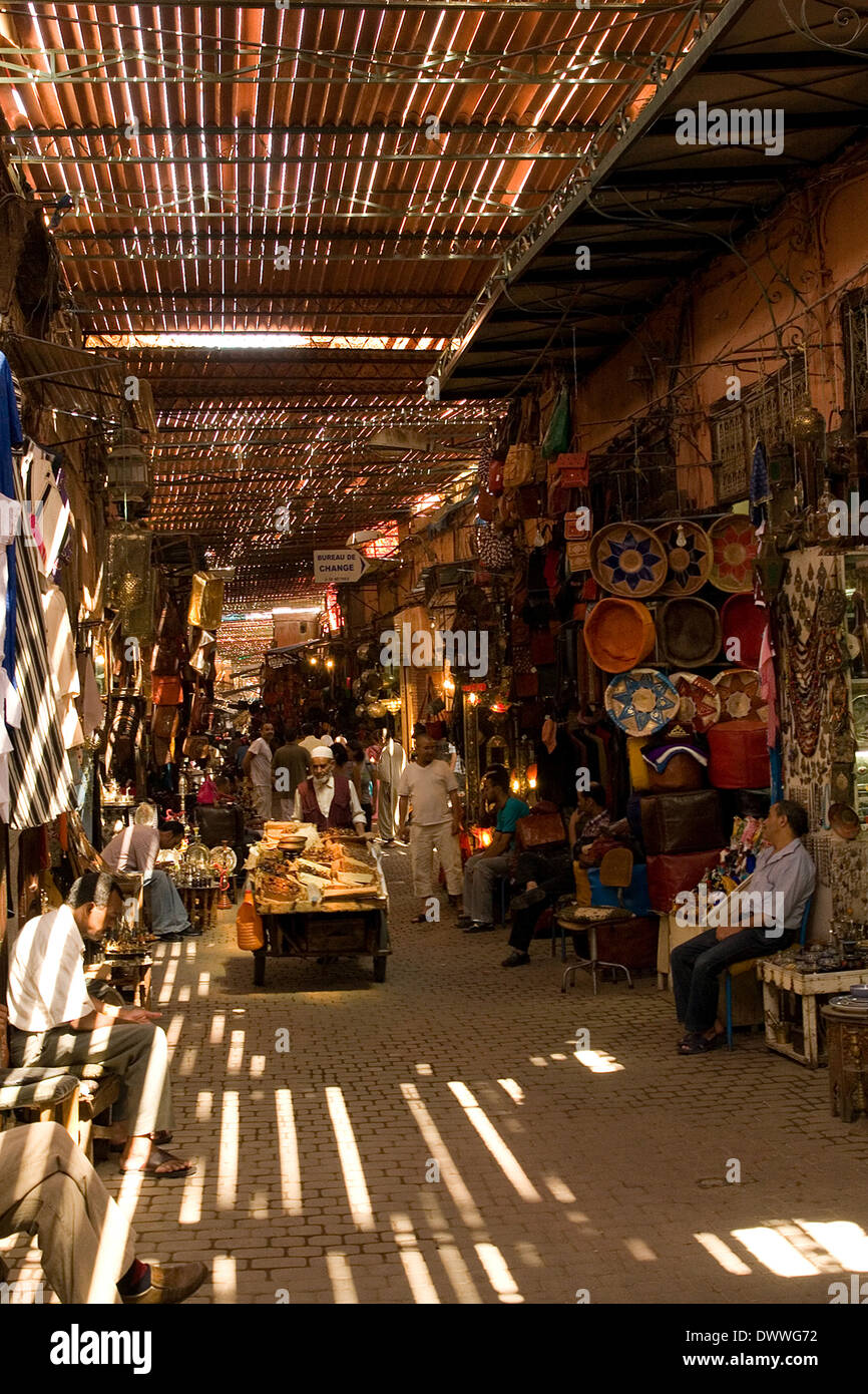 Commerçants et clients dans un souk, dans une médina de Marrakech, Maroc Banque D'Images