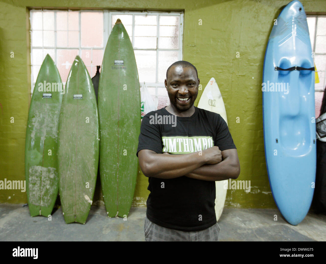 Cyril Mqadi est un instructeur de surf d'enseigner aux enfants vivant dans les rues de Durban non seulement pour surfer, mais aussi des leçons de vie, Avril Banque D'Images