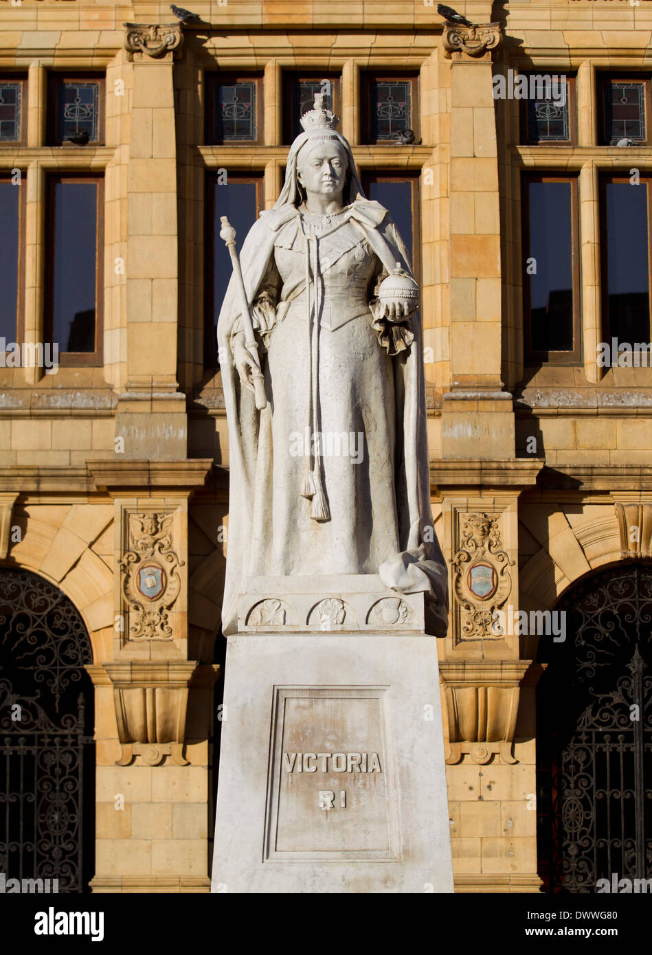 La statue de la reine Victoria érigé en 1903 qui se tient juste en face de la bibliothèque publique de Port Elizabeth, 23 février, 2014. Banque D'Images