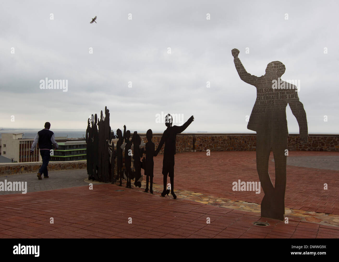Une installation artistique avec la figure de l'ancien Président Nelson Mandela à Port Elizabeth, Afrique du Sud, le 24 février, 2014. Banque D'Images