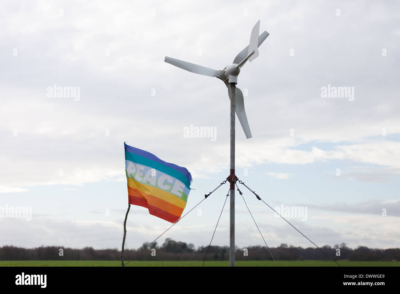 Un drapeau de paix vole à l'anti-mousse Barton camp de protestation de fracturation à Manchester. Banque D'Images