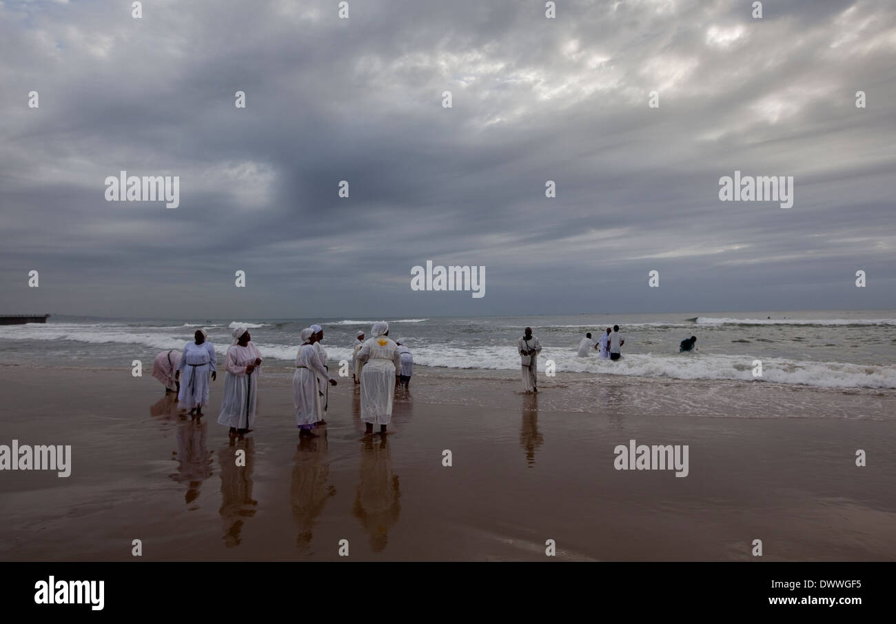 Chanter comme femme pendant qu'ils attendent leur tour pour être baptisé dans l'océan Indien sur le front de mer de Durban, le 28 mars 2010. © Rogan Banque D'Images