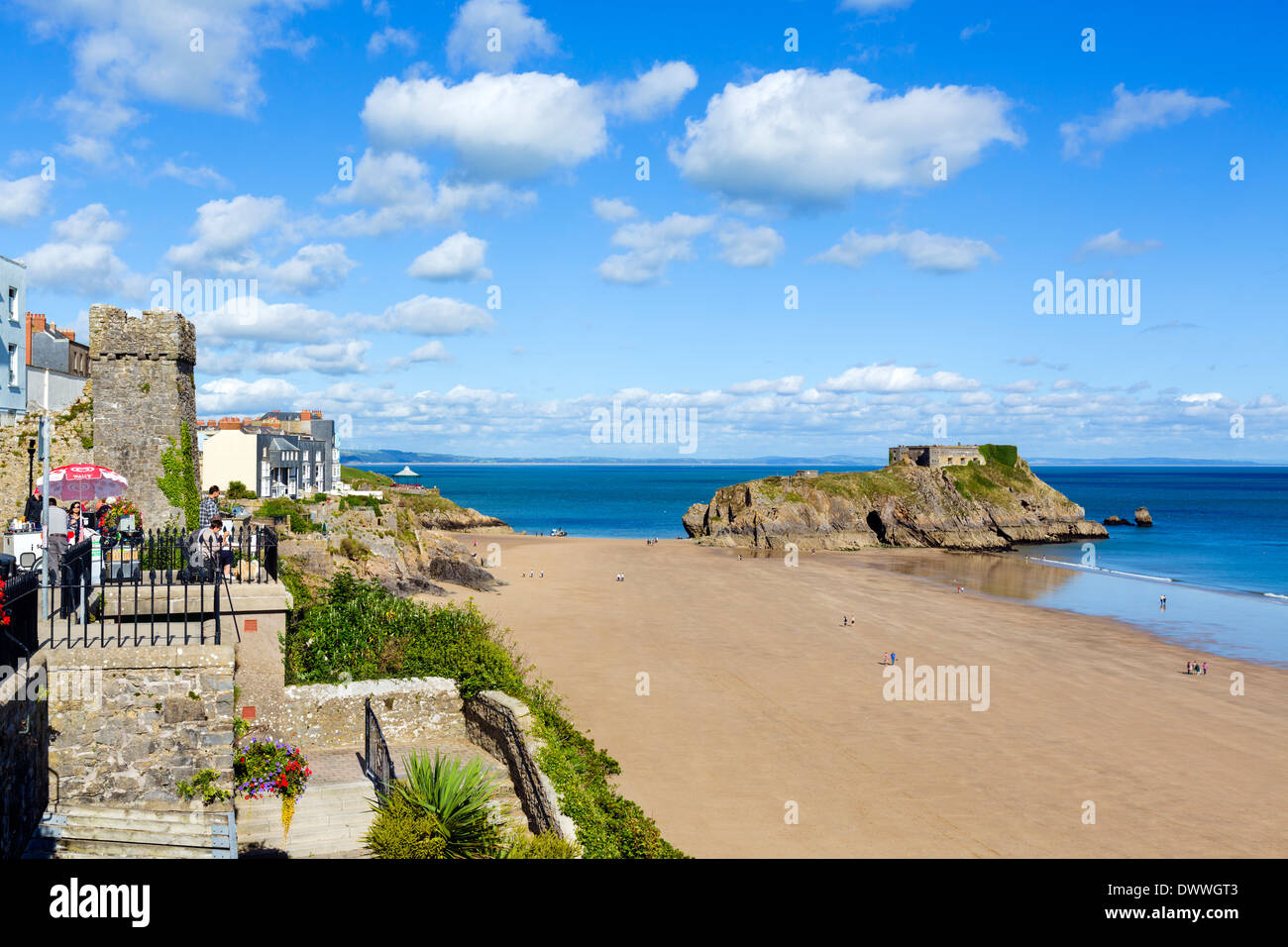 L'Esplanade donnant sur la plage et St Catherine's Island, la baie de Carmarthen, Tenby, Pembrokeshire, Pays de Galles, Royaume-Uni Banque D'Images