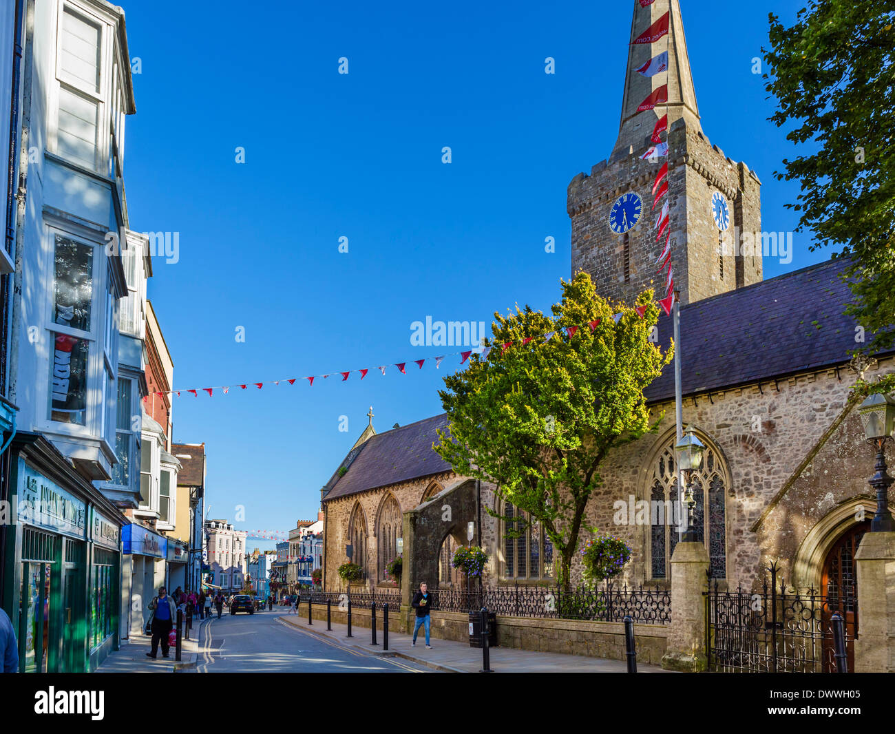 St Mary's Church sur la rue principale dans le centre-ville, Tenby, Pembrokeshire, Pays de Galles, Royaume-Uni Banque D'Images