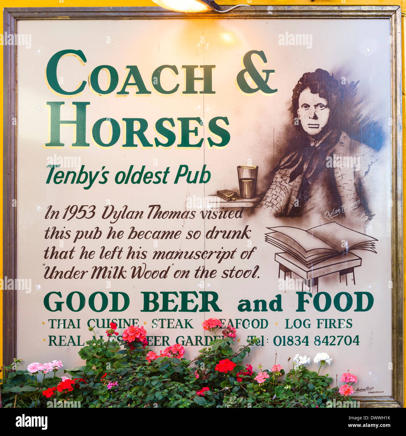 Coach and Horses historique pub, où Dylan Thomas est réputé pour avoir laissé le manuscrit pour le lait sous bois, Tenby, Pays de Galles, Royaume-Uni Banque D'Images