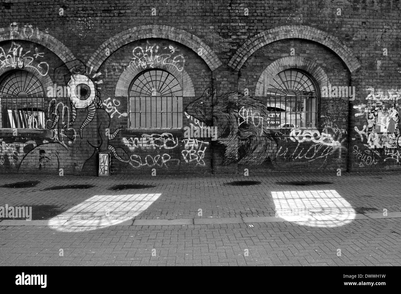 La lumière du soleil d'eau grâce à l'acier des fenêtres sur un trottoir à Shoreditch, East London Banque D'Images