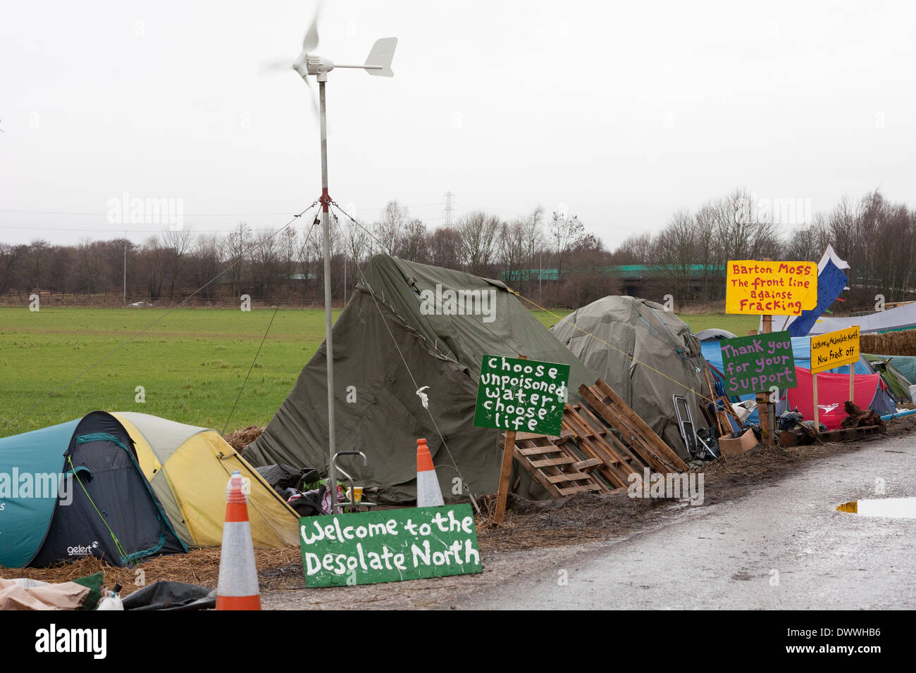 Les signes de fracturation au camp de protestation Barton Moss à Manchester. Les protestataires ont maintenant été campé près du site pendant 50 jours. Banque D'Images