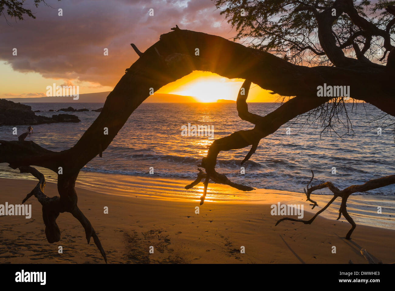 Coucher du soleil sur la plage de Po'olenalena de Maui à l'égard de Lanai. Banque D'Images