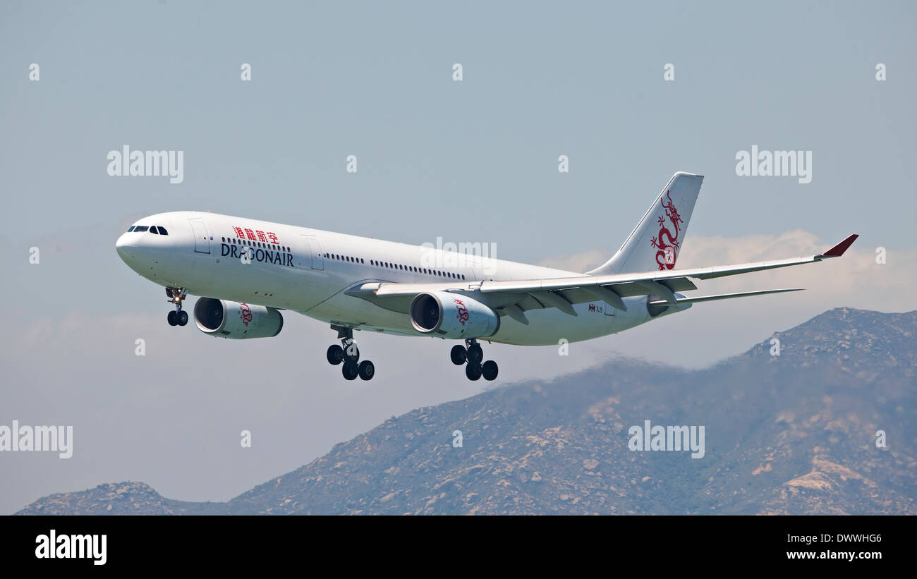 Dragonair avion de décoller et de l'escalade jusqu'à l'Aéroport International de Hong Kong HKIA Banque D'Images