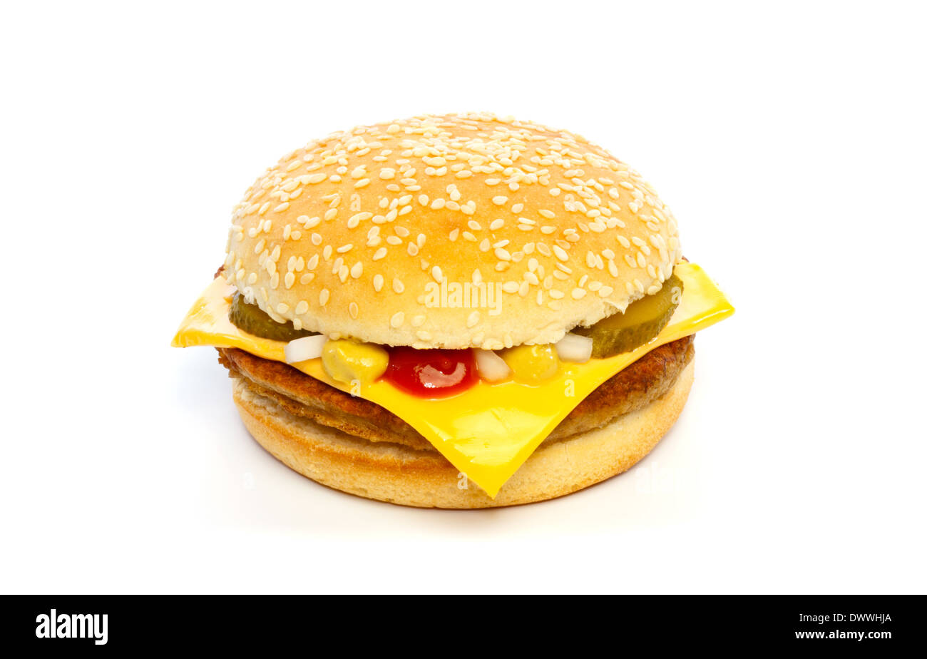 Cheeseburger avec le fromage, les cornichons, l'oignon et la sauce sur fond blanc Banque D'Images