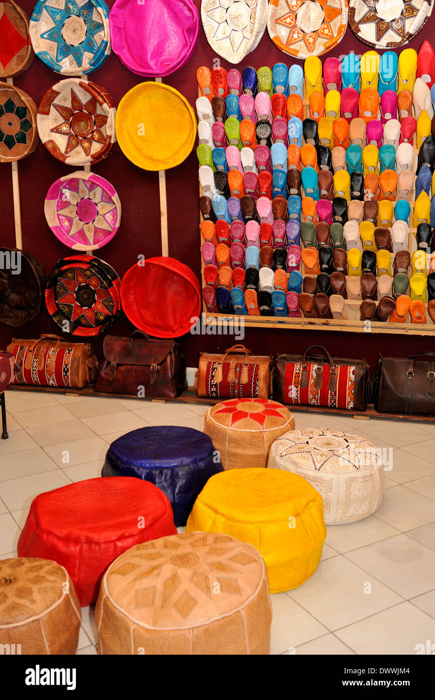 Produits en cuir, poufs, chaussures, sacs, à vendre à stalle de Marrakech souk Banque D'Images