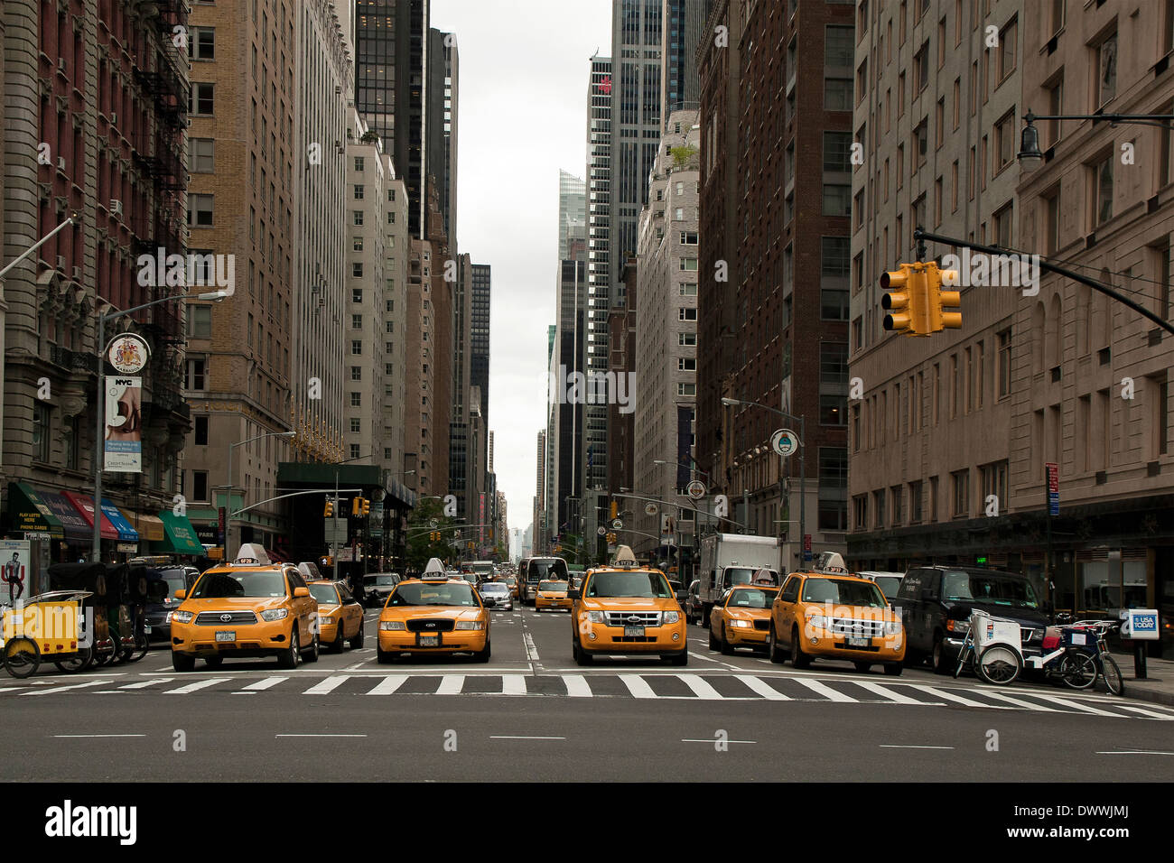 Les taxis jaunes l'attente aux feux de circulation à New York, USA Banque D'Images