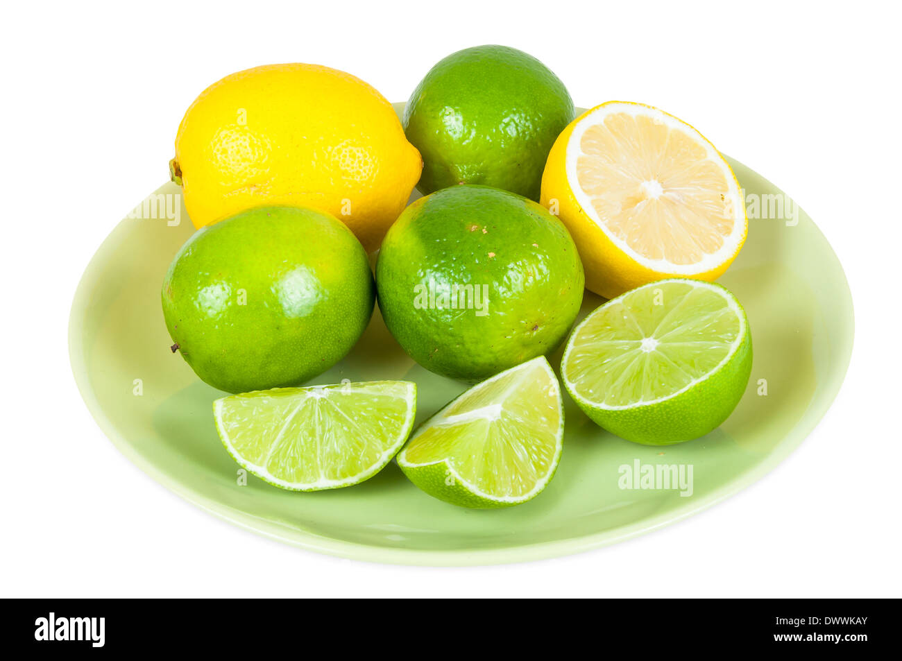 Fruits citron et lime sur un plateau isolé sur fond blanc avec clipping path Banque D'Images