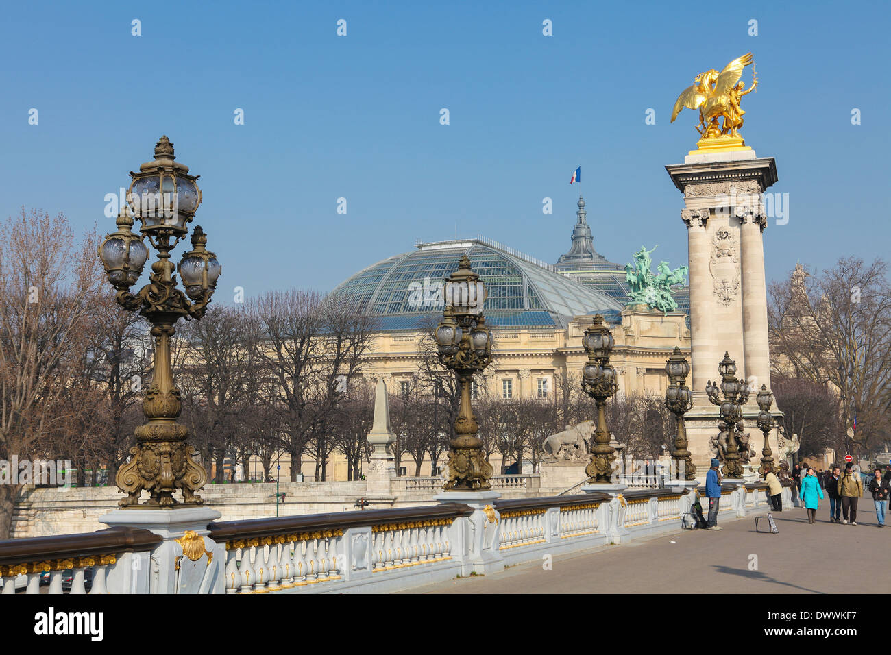 PARIS, FRANCE - Le 5 mars 2011 : le célèbre Pont Alexandre III à Paris, France. Banque D'Images