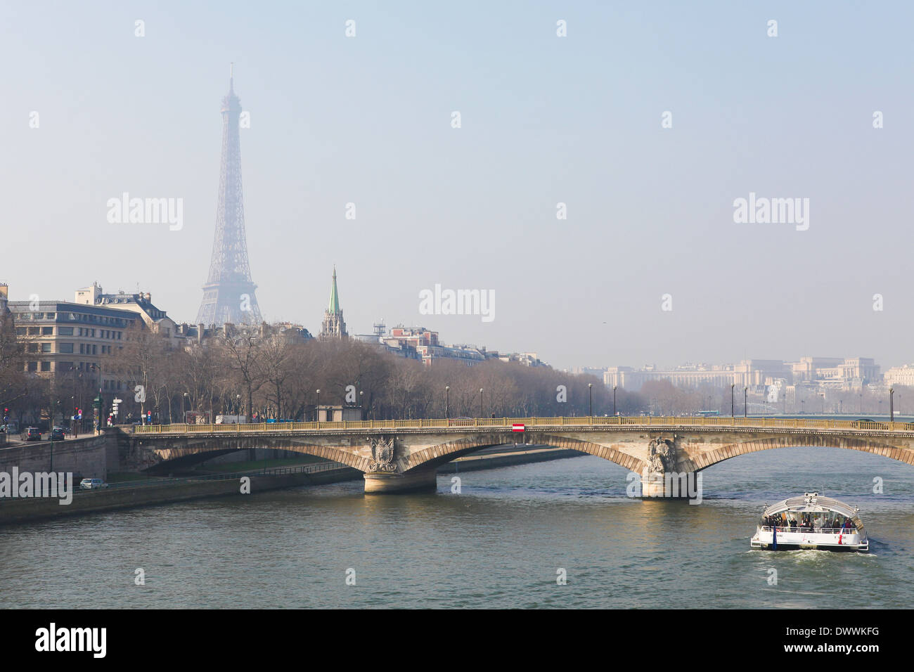 PARIS, FRANCE - Le 5 mars 2011:Vue sur le Pont Neuf et la Tour Eiffel à Paris, France. Banque D'Images