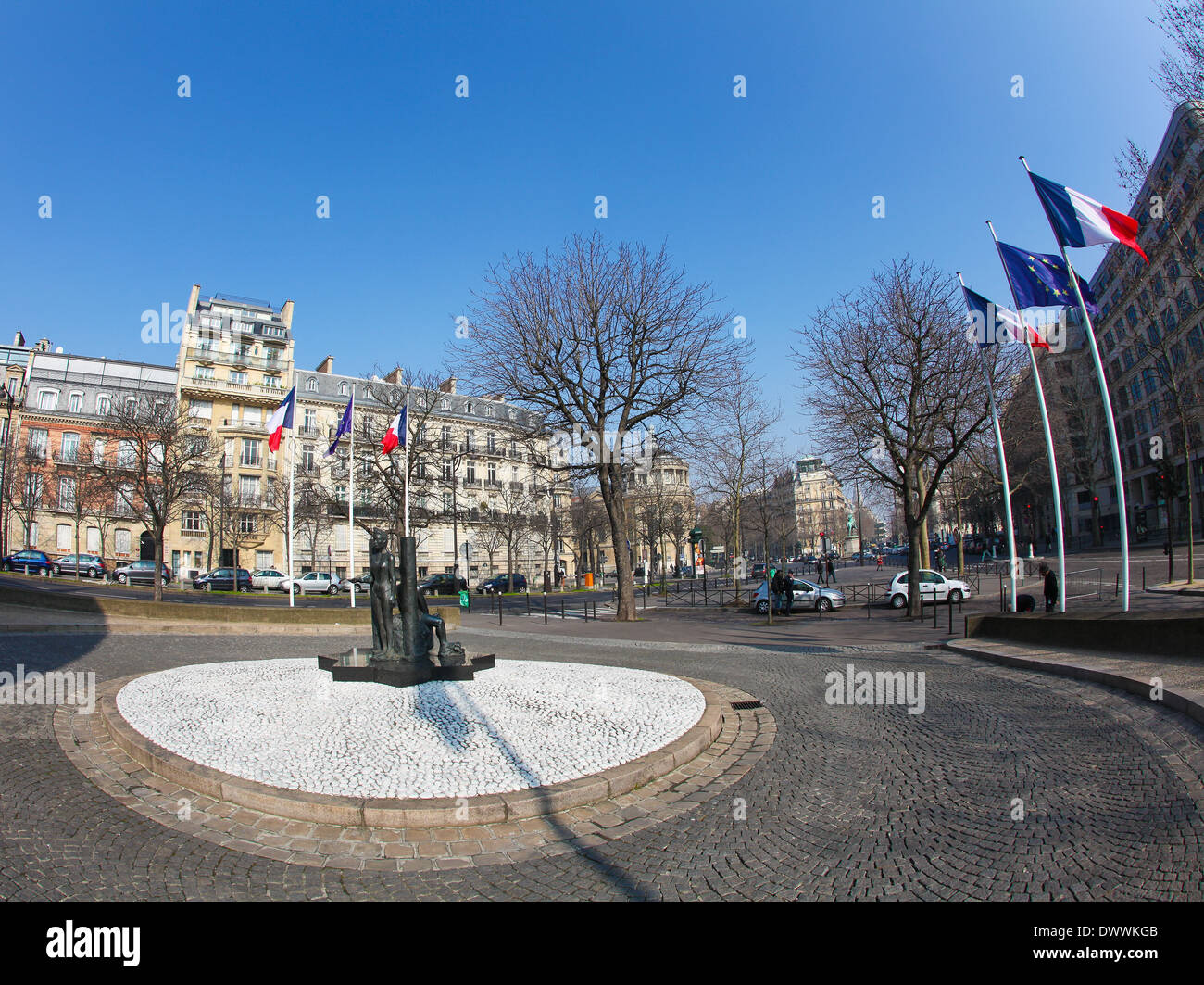 PARIS, FRANCE - Le 5 mars 2011 : Drapeaux près de l'Elysée à Paris, France. Banque D'Images