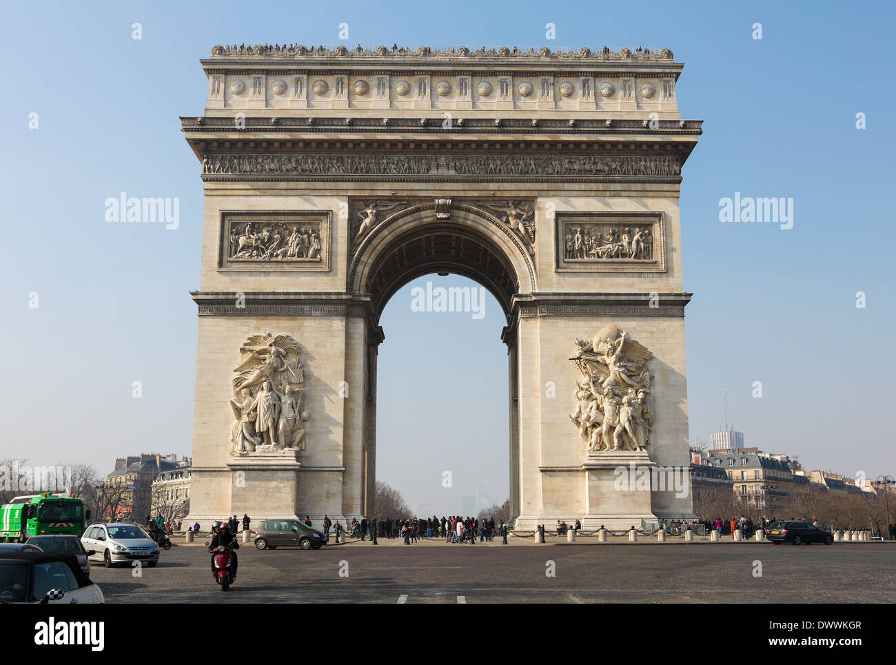 PARIS, FRANCE - Le 5 mars 2011 : l'Arc de Triomphe à la Tour Eiffel à Paris, France. Banque D'Images