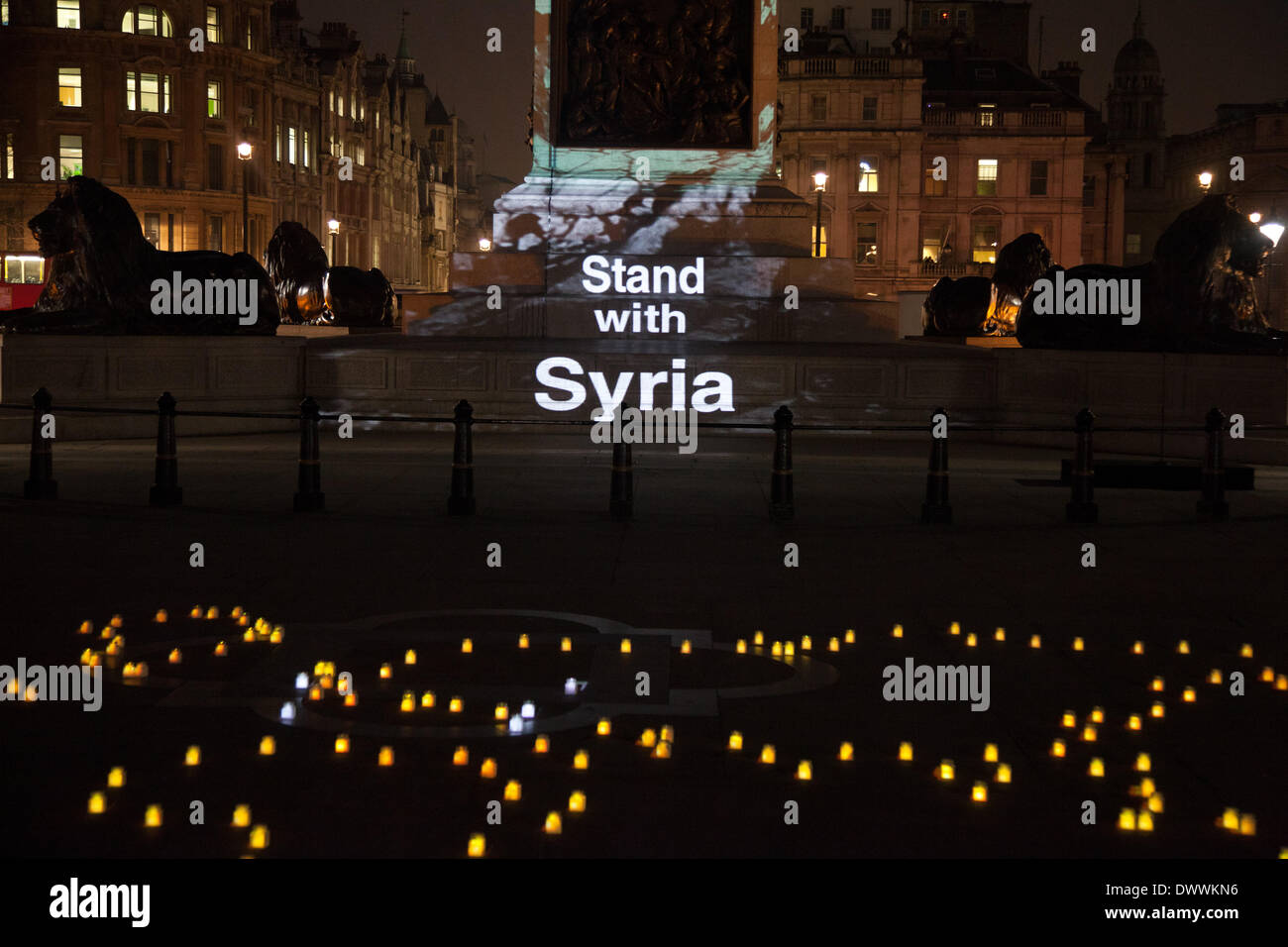Londres, Royaume-Uni. 13Th Mar, 2014. La colonne Nelson à Trafalgar Square à Londres est éclairé avec art par Banksy dans le cadre d'une veillée à pour lancer la campagne Stand avec la Syrie. La campagne vise à mettre en évidence le fait que la guerre en Syrie est en cours depuis trois ans le 15 mars et que la guerre doit cesser. Credit : Kristian Birsfelden/Alamy Live News Banque D'Images