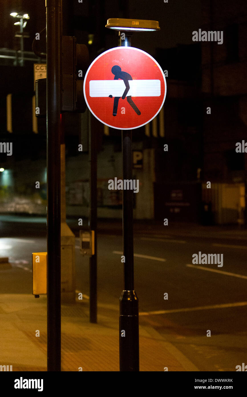 Graffiti sur un pas d'entrée street sign, Mansell Street, Londres, Angleterre, Royaume-Uni. Banque D'Images
