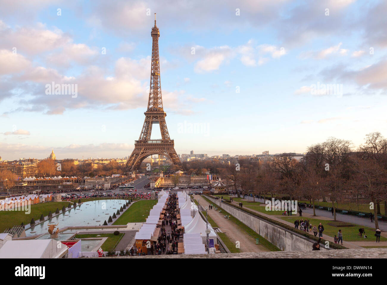 Tour Eiffel Trocadéro avec Marché de Noël à l'avant-plan, Paris, France Banque D'Images