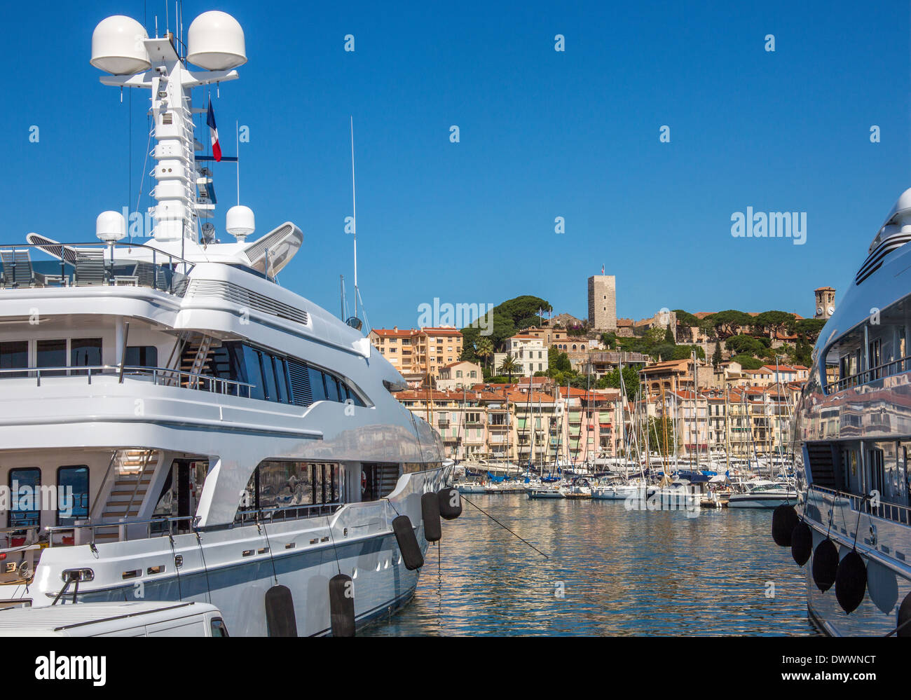 Des yachts de luxe dans le port dans la vieille ville de Cannes sur la Côte d'Azur dans le sud de la France. Banque D'Images