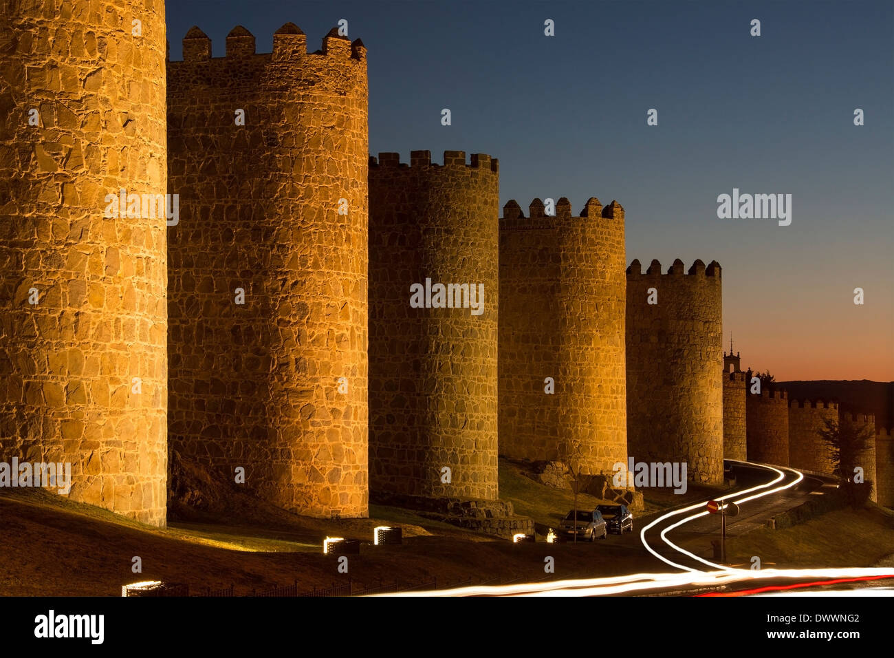 Vue de nuit de la ville médiévale dans la ville d'Avila dans le Castilla-y-Leon région du centre de l'Espagne. Banque D'Images
