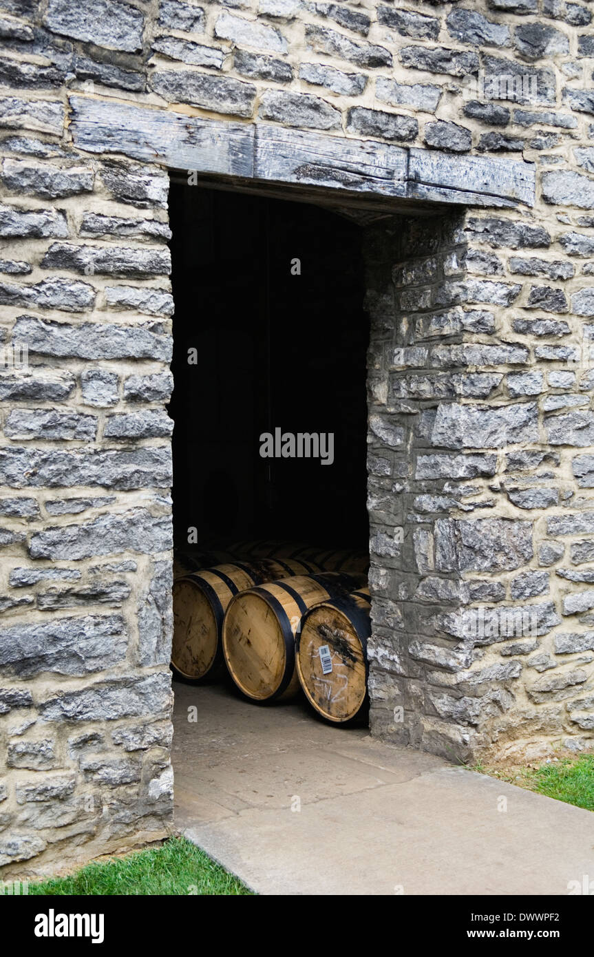 Barils à l'intérieur de porte de Rickhouse à Woodford Reserve Distillery en Woodford County (Kentucky) Banque D'Images