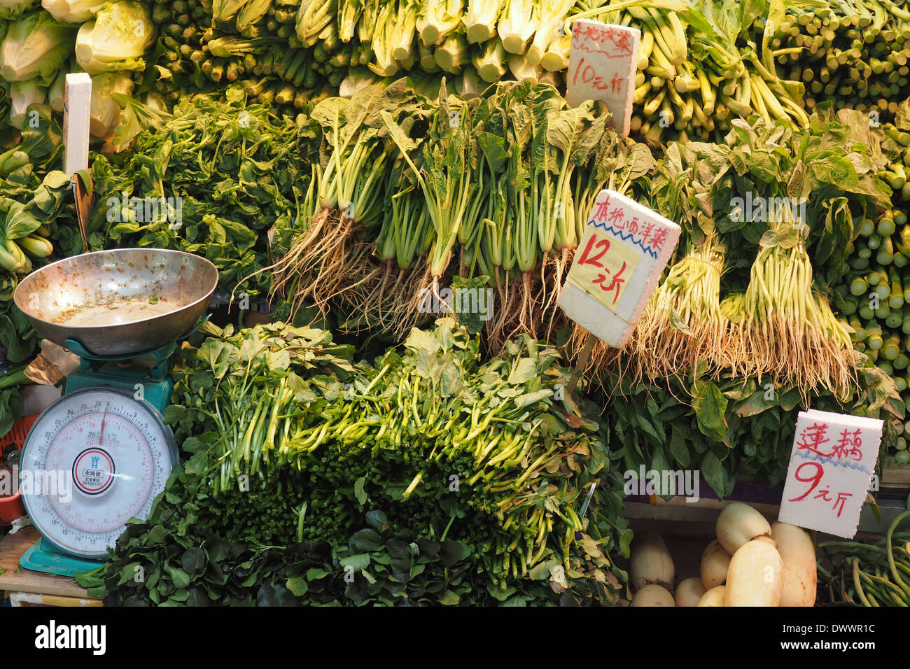 Les légumes verts frais et des herbes pour la vente au marché Bowrington Road, Wan Chai, Hong Kong Banque D'Images