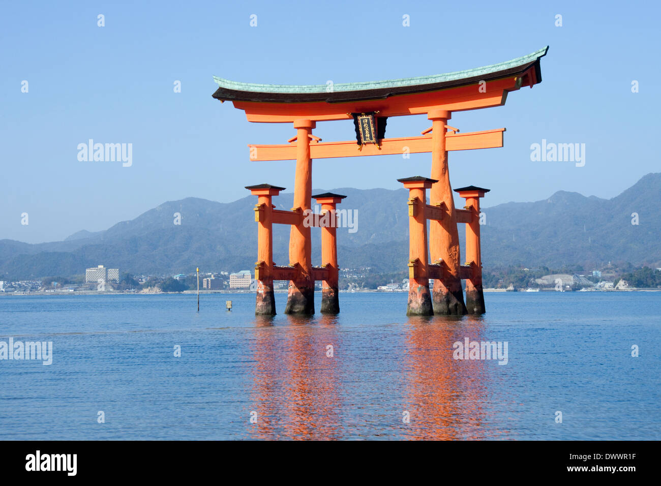 Torii du sanctuaire d'Itsukushima, Préfecture de Hiroshima, Japon Banque D'Images