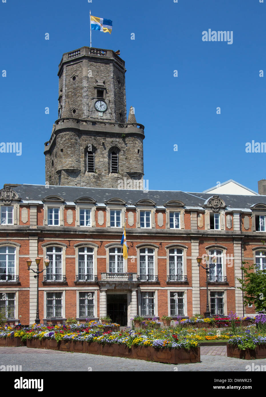 Le Palais de la résistance et le beffroi de la ville côtière de Boulogne-sur-Mer dans le Nord Pas-de-Calais Banque D'Images