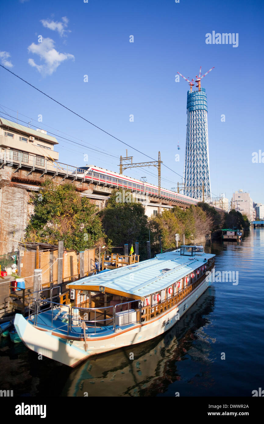 Bateau d'excursion et Tokyo Sky Tree en construction, Tokyo, Japon Banque D'Images