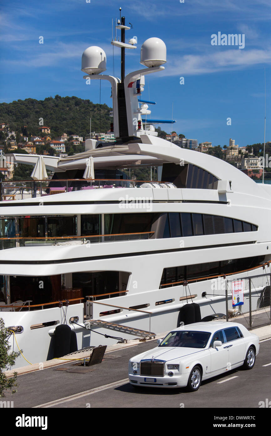 Un luxe coûteux voiture garée à côté du yacht propriétaires. Nice sur la Côte d'Azur sur la côte d'Azur dans le sud de la France Banque D'Images