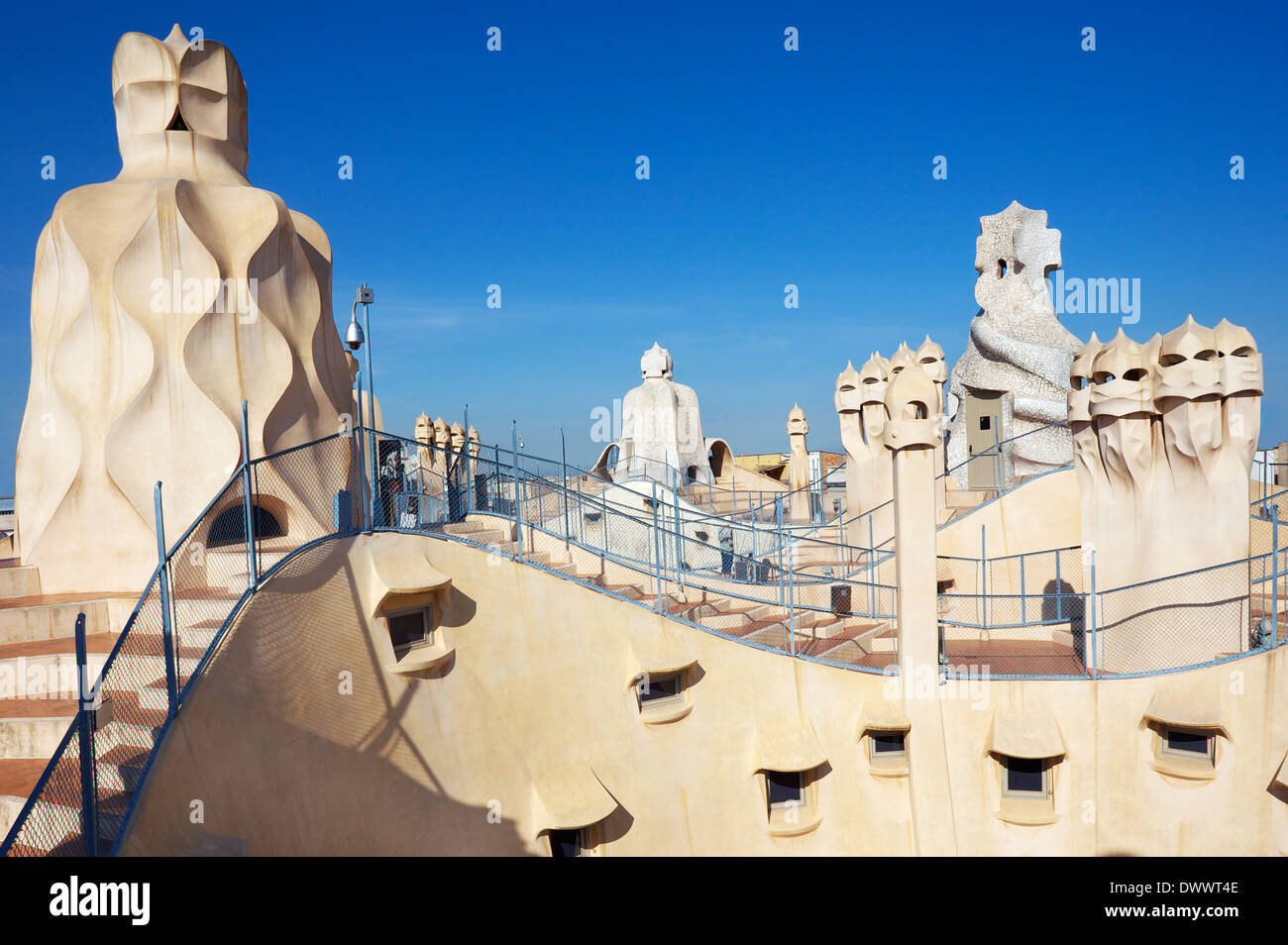 Cheminées Gaudi statues at Casa Mila, Barcelone, Espagne Banque D'Images