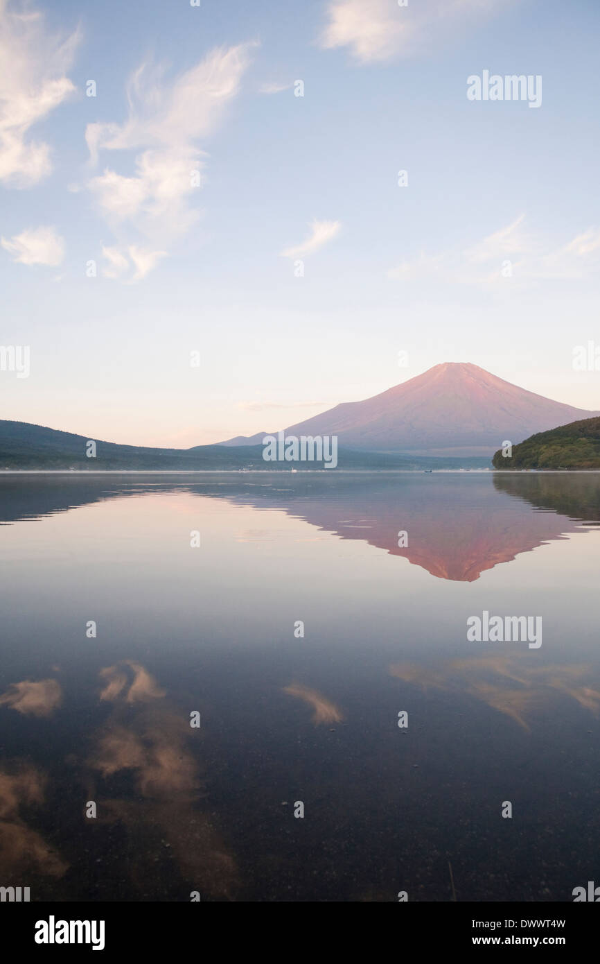 Reflet de Mt. Fuji dans le lac Yamanaka Banque D'Images