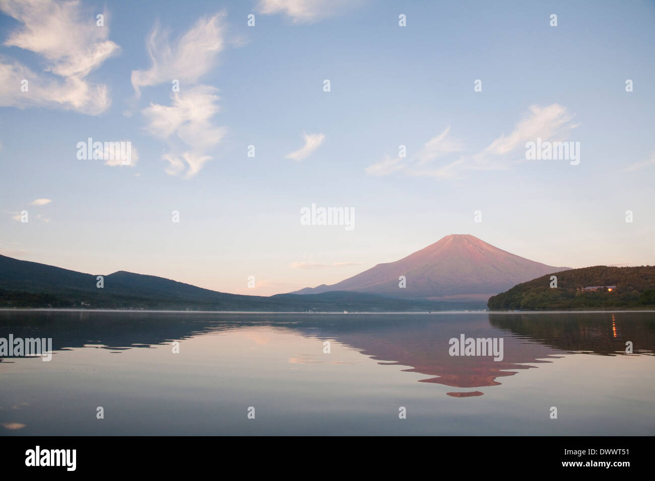 Reflet de Mt. Fuji dans le lac Yamanaka Banque D'Images