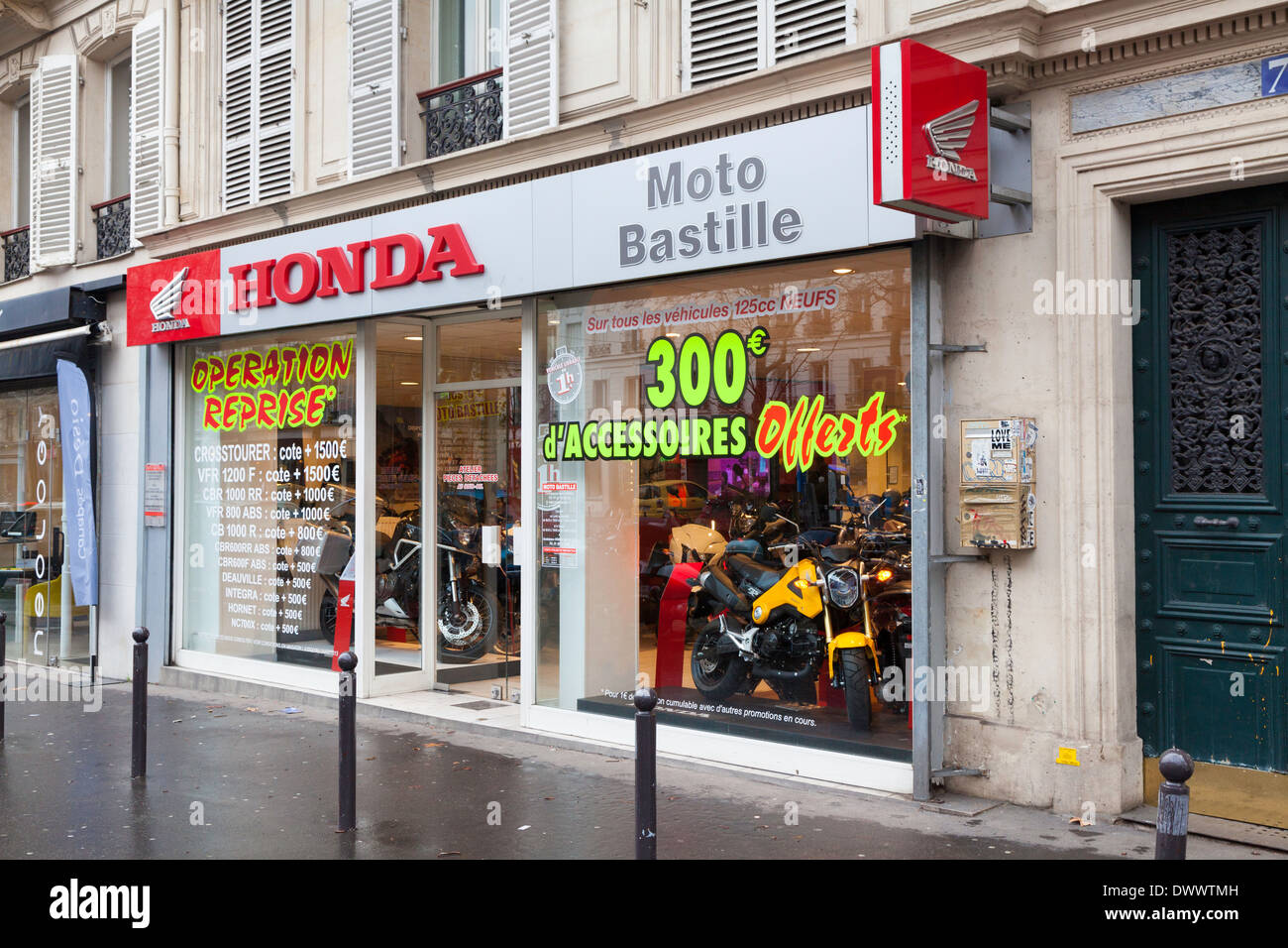 Fenêtre du magasin moto Honda sur le Boulevard Beaumarchais, Paris, France  Photo Stock - Alamy