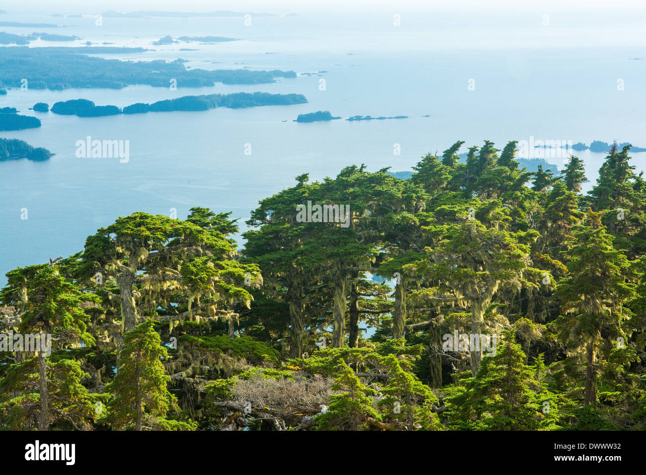 Vue sur la baie Sitka de sommet du mont. Verstovia, Sitka, Alaska, USA Banque D'Images