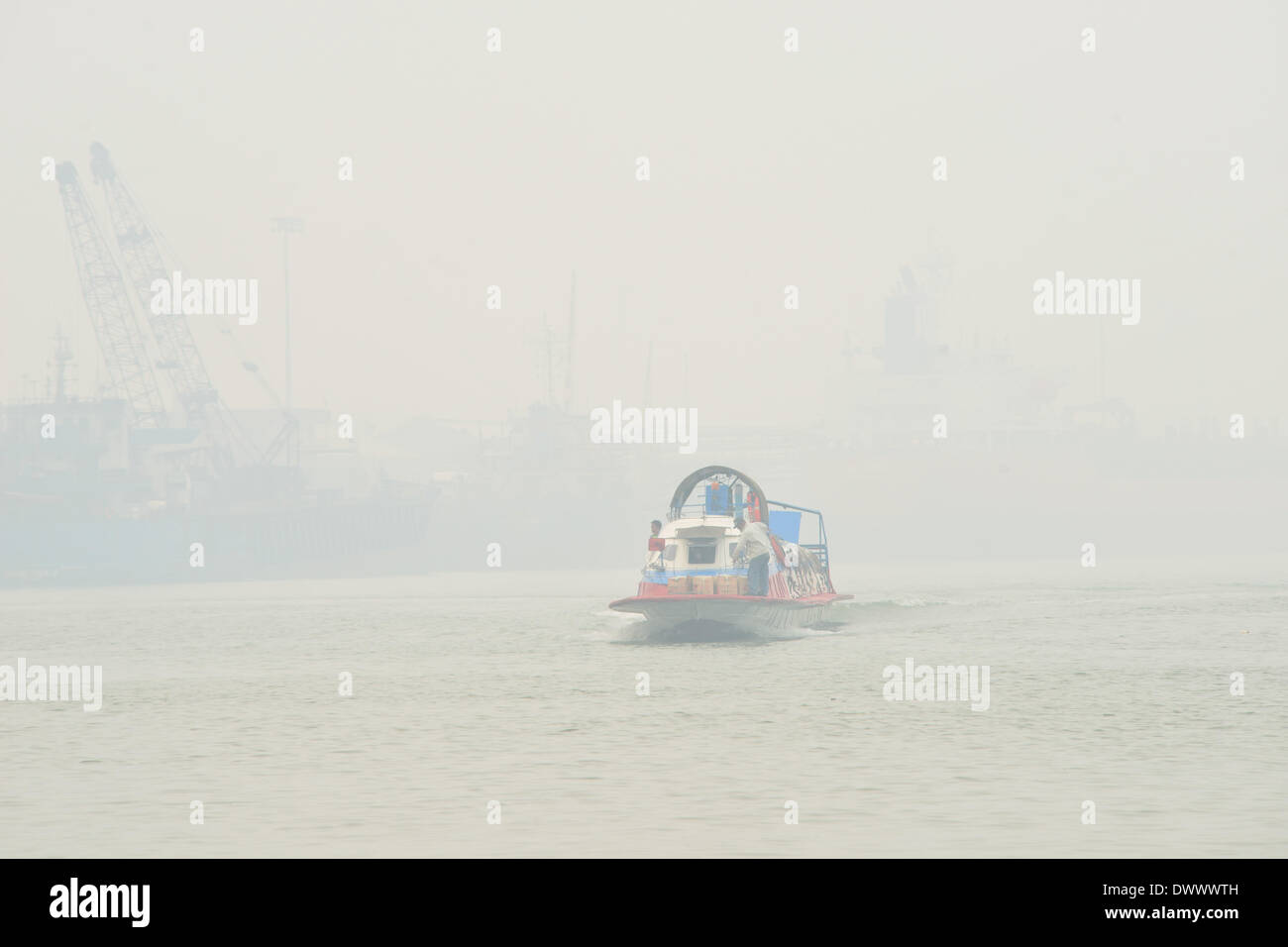 Selangor, Malaisie. 14 mars, 2014. Un bateau, c'est vu voyageant dans la brume à Port Klang, Malaisie, le 14 mars 2014. Les écoles sont fermées le vendredi à cause de l'insalubrité de l'air. Les polluants de l'air index (API) de Port Klang, située à l'ouest de la capitale, Kuala Lumpur, a frappé le vendredi niveau malsain, selon le site web du ministère de l'environnement de la Malaisie. (Xinhua/Chong Voon Chung) (lmz) Banque D'Images