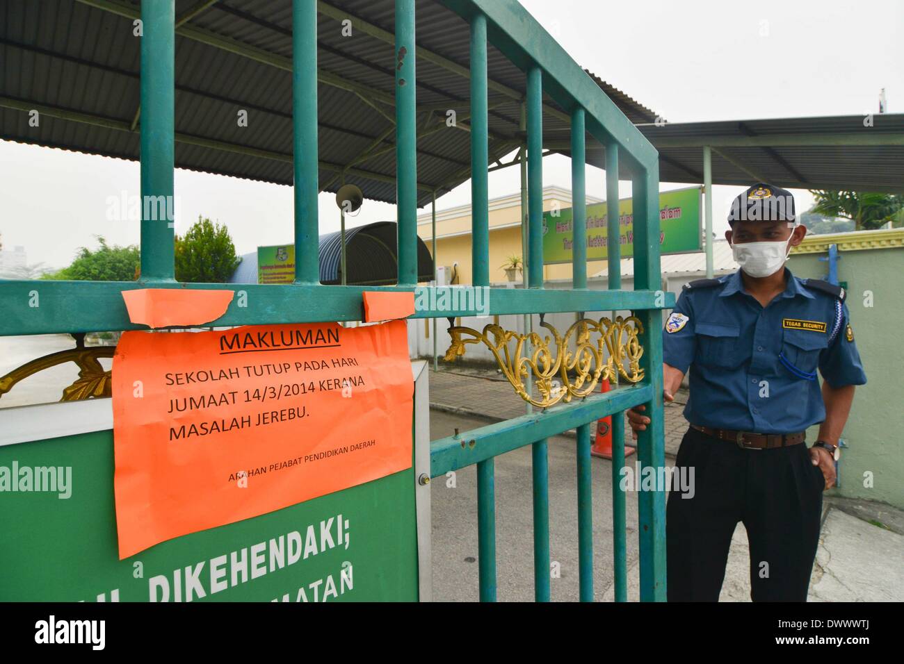 Selangor, Malaisie. 14 mars, 2014. Un garde de sécurité se tient à côté d'une porte de l'école à Port Klang, Malaisie, le 14 mars 2014. Les écoles sont fermées le vendredi à cause de l'insalubrité de l'air. Les polluants de l'air index (API) de Port Klang, située à l'ouest de la capitale, Kuala Lumpur, a frappé le vendredi niveau malsain, selon le site web du ministère de l'environnement de la Malaisie. (Xinhua/Chong Voon Chung) (lmz) Banque D'Images