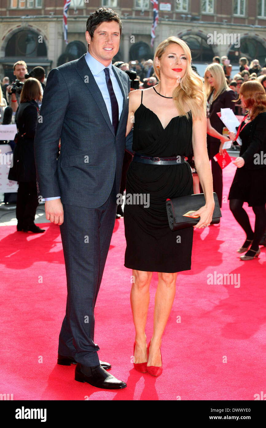 Tess Daly et Vernon Kaye arrive pour le Prince's Trust Awards 2014 à l'Odeon Leicester Square, Londres. 12/03/2014 Banque D'Images